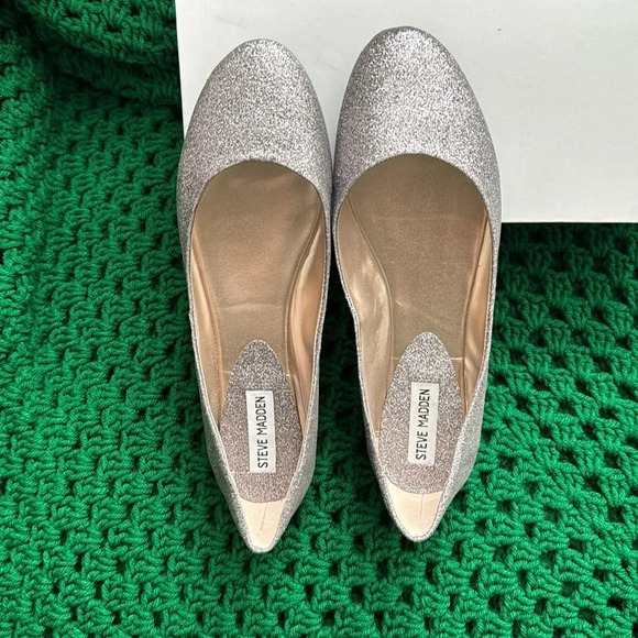 Steve Madden Silver Sparkling Flat 🥿 - Picture 3 of 4